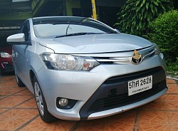 Toyota 4 ที่นั่งพร้อมคนขับ